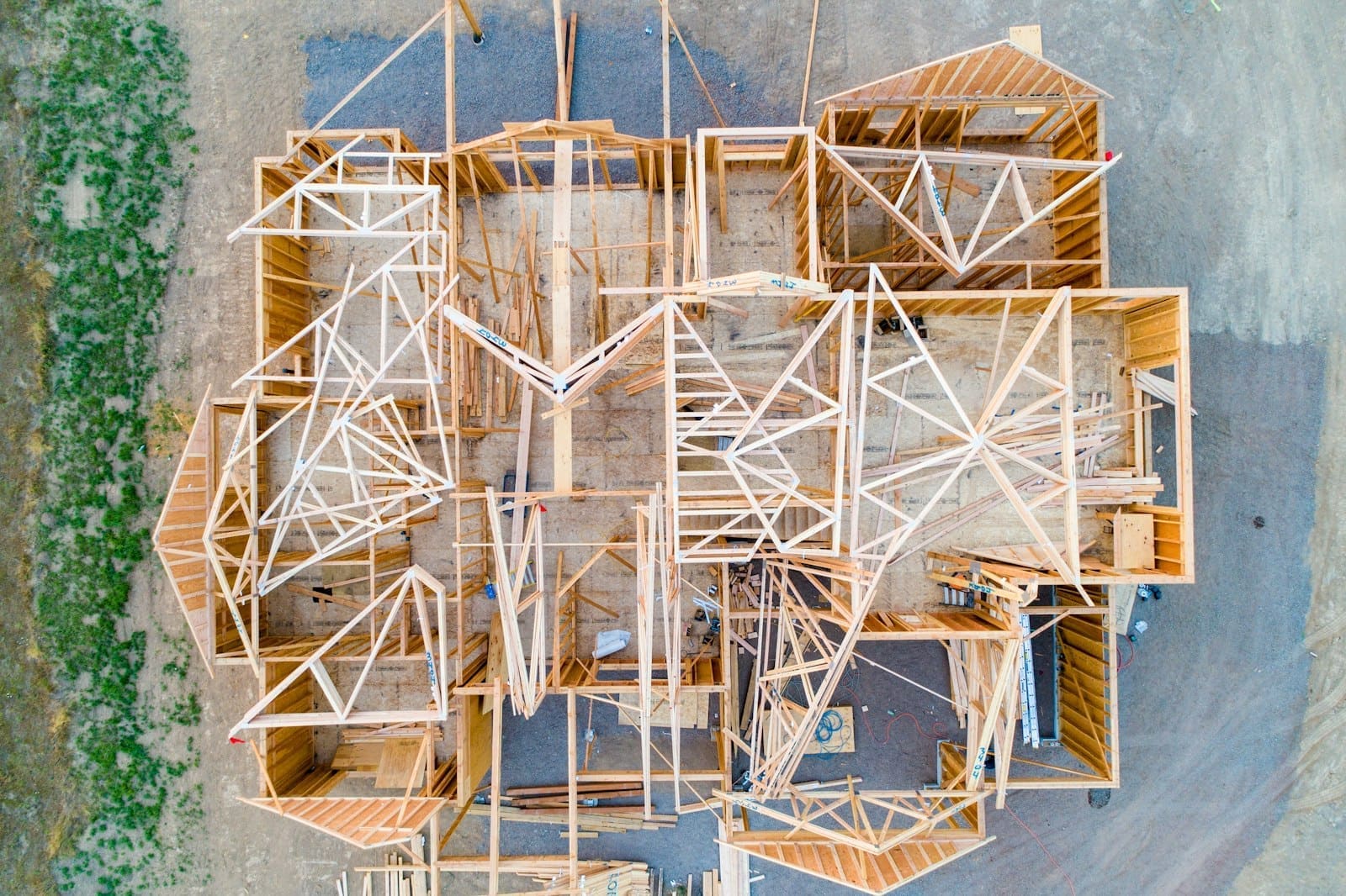 Vista aérea de uma estrutura de madeira em construção — fotografia de referência.