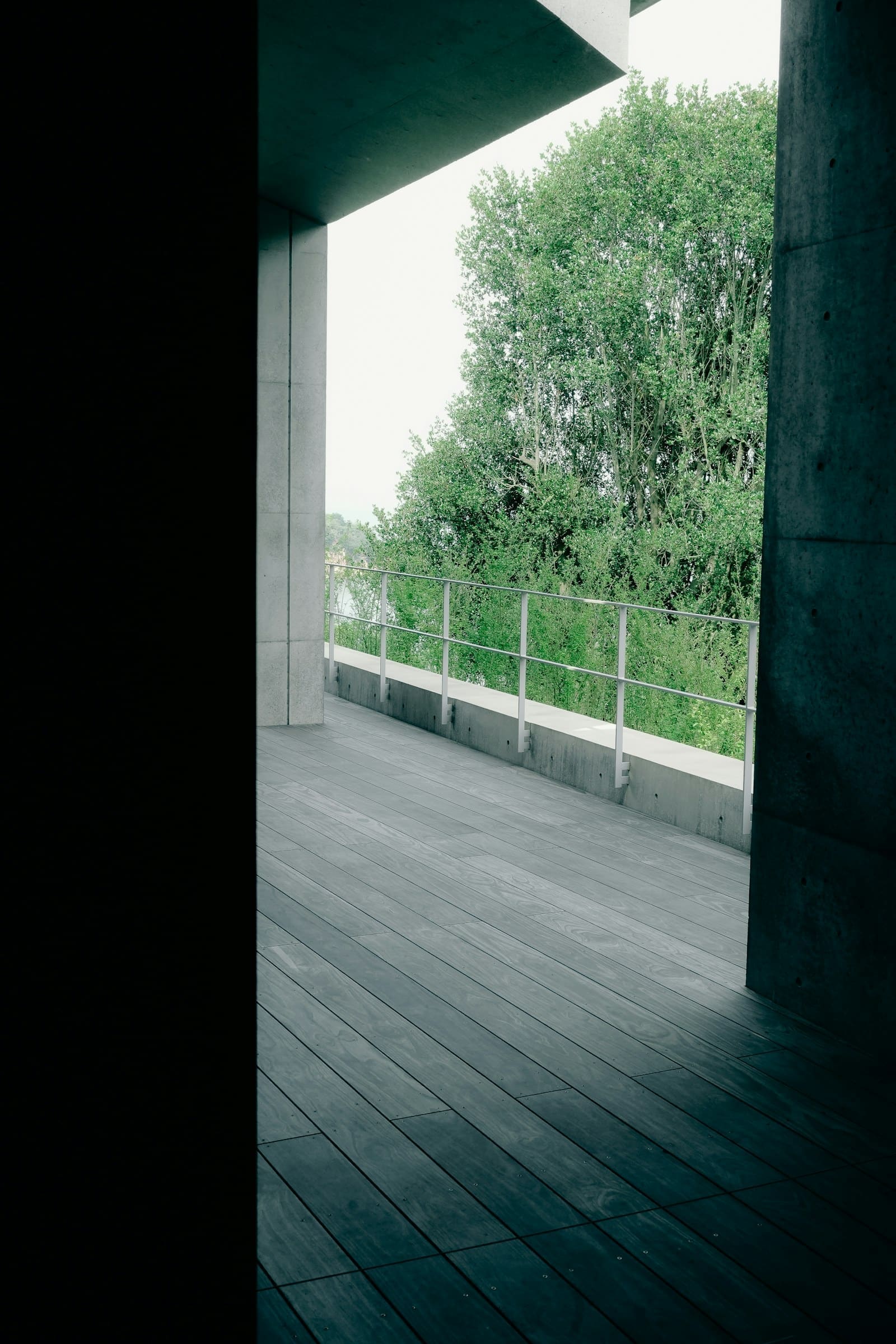 Deck de madeira escura em varanda contemporânea — fotografia de referência da aplicação, não da obra da Madeireira Oliveira.